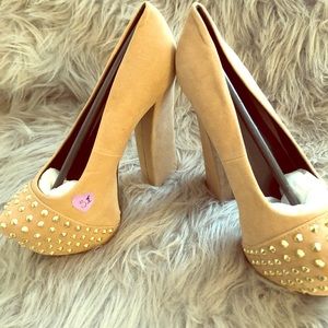 Nude high heels size 7 1/2 843)624-3055